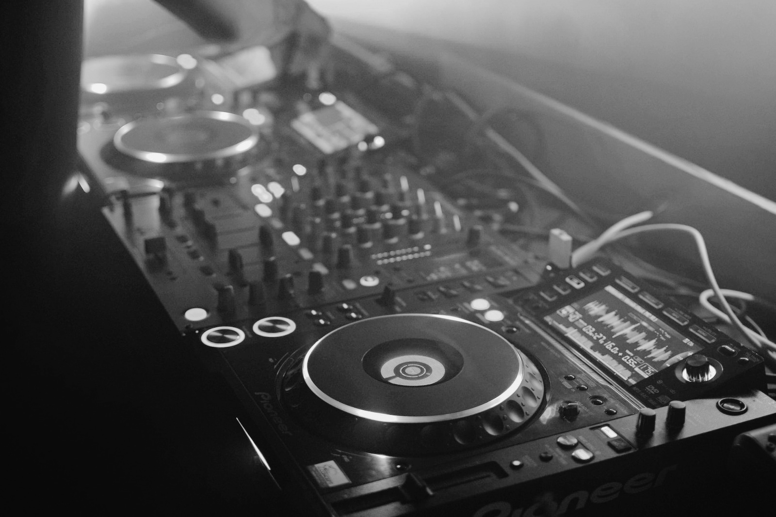 Sfeervol zomers terras met luxe ambiance tijdens een bedrijfsborrel waar DJ Von Wick draait